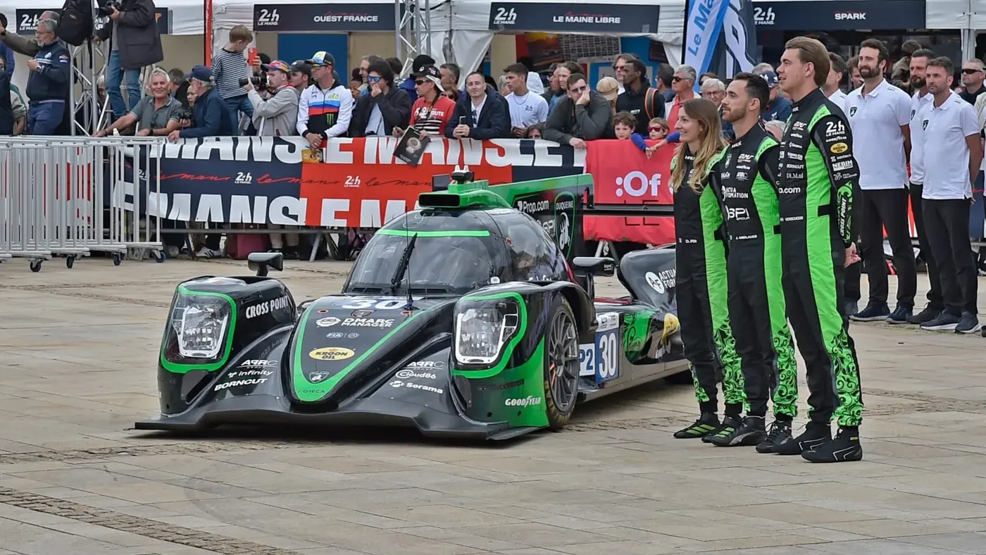 El equipo y el ambiente del paddock.